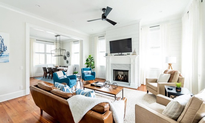 Historic District - North Casa | Downtown Chic w/ Private Parking 1 Block From Broughton St. by Lucky Savannah