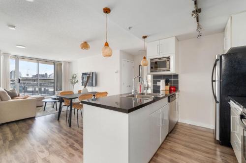 Crosstown Apartamento | Downtown Cityview Escape with Pool and Jacuzzi near Rogers Arena