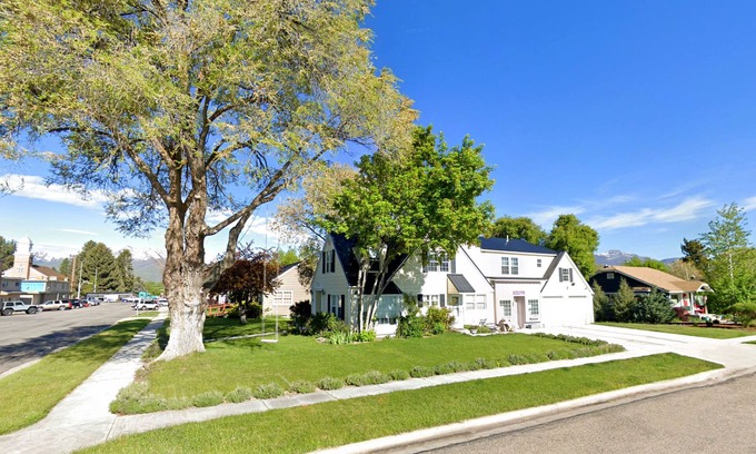 Heber Casa | Downtown Colonial & Bungalow | Lg Groups | 7br, 5ba | Arctic Spa | Fire Pits | Pets ok | Sleeps 23