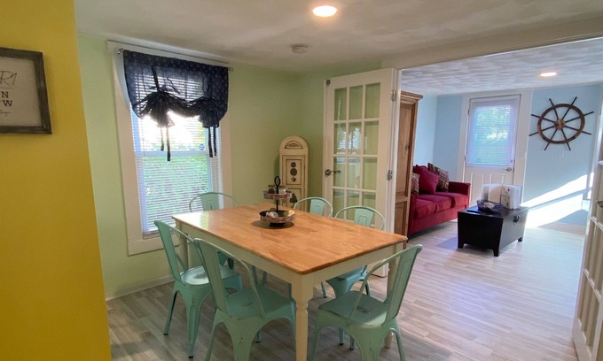 Bristol Cabaña | Downtown Cottage! Sleeps 5! Fully fenced in. Near wedding venues + Roger Will U!