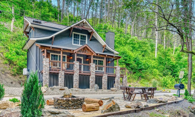Gatlinburg Chalet De Esquí | Downtown, creek-side chalet w/ free attraction tickets, hot tub & foosball table