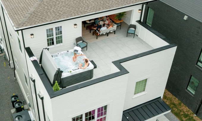 Eighth Avenue Casa | Downtown Deco| 2mi to Broadway| Grill & HotTub -A