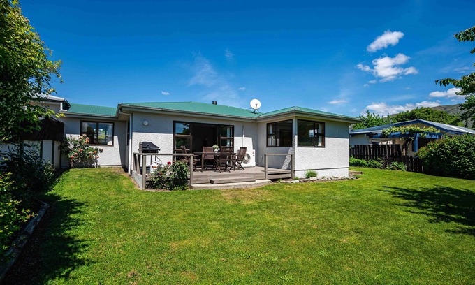 Wanaka Casa | Downtown Delight - Wanaka Holiday Home