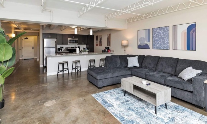 Downtown Des Moines Apartamento | Downtown Des Moines Gem: 2BR/2BA + Balcony & Grill