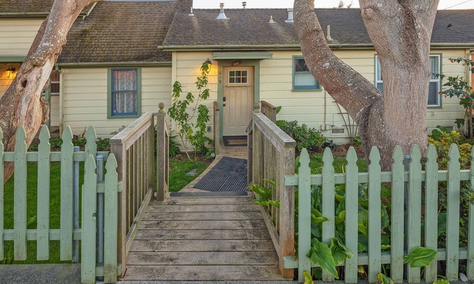 Arcata Apartamento | ✌️Downtown Digs, Enjoy shared sauna, hot tub & yard at this dog-friendly property in town