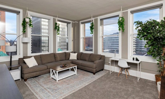 Downtown Des Moines Apartamento | Downtown Dream 2br w/ City Views 2 blocks to Court