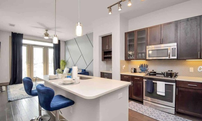 Central Business District Apartamento | Downtown Elegance:Upscale Houston Retreat King Bed