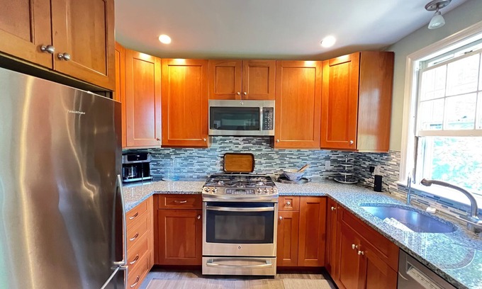 Falmouth Condominio | Downtown Falmouth! Location, location! Steps to great restaurants and shops!