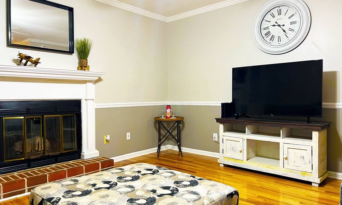 Columbia Casa | Downtown Family Home - Minutes to WB Stadium, Vista, 5 Points