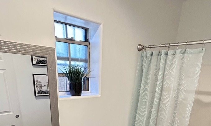 F. Q. Story Casa | Downtown flat with free parking on premises!