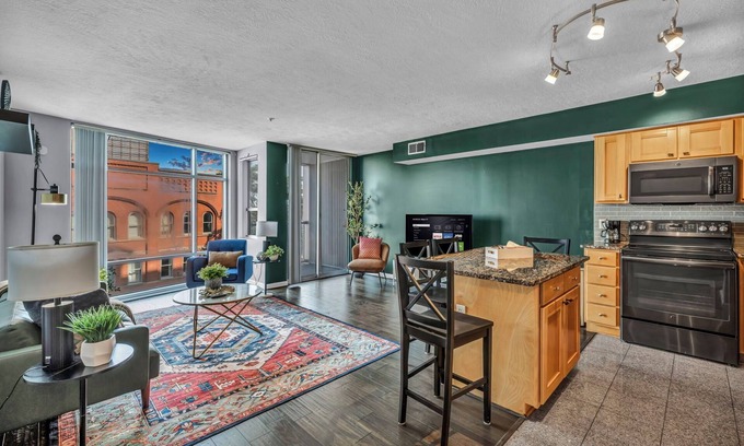 Ohio City Apartamento | Downtown Getaway, Free Parking, 24/7 Hour Gym