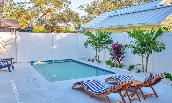 Gulfport Apartamento | Downtown Gulfport Cooled Pool