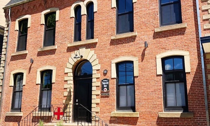 Queens Square Condominio | Downtown Heritage Condo