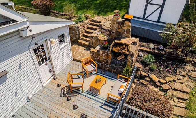 Morgantown Cabaña | Downtown Hillside Cottage