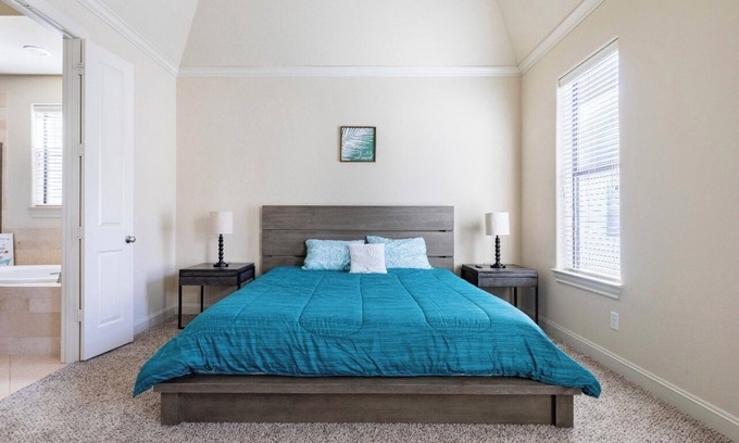 East Downtown Houston Casa | Downtown Houston Haven: Stylish & Spacious!