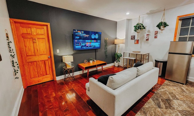 Midtown Village Apartamento | Downtown/King Bed/2 En-Suite Bathrooms/65"TV