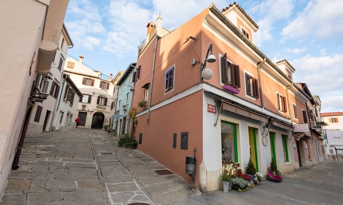 Koper Apartamento | Downtown Koper Spacious Apartment with Balcony - Two Bedroom Apartment with Balcony