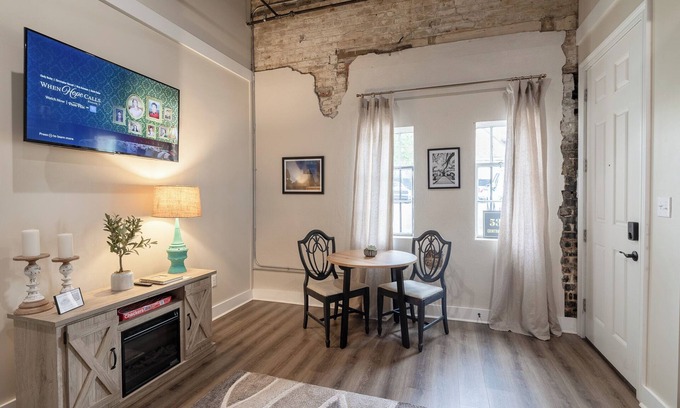 Laurel Apartamento | Downtown Laurel, Ground Level, No Stairs, King Bed