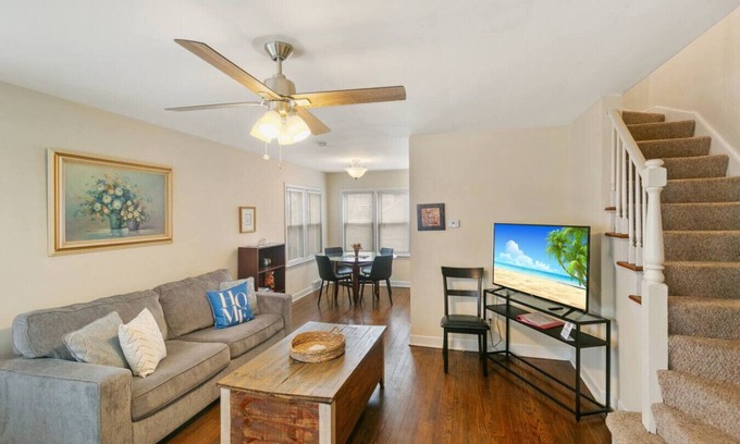 Libertyville Apartamento | Downtown Libertyville Duplex Near Naval Base!