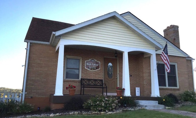 Hermann Casa | DeFlorin Brick Cottage Inn, Great Hermann View, transporte gratuito y desayunos gratis