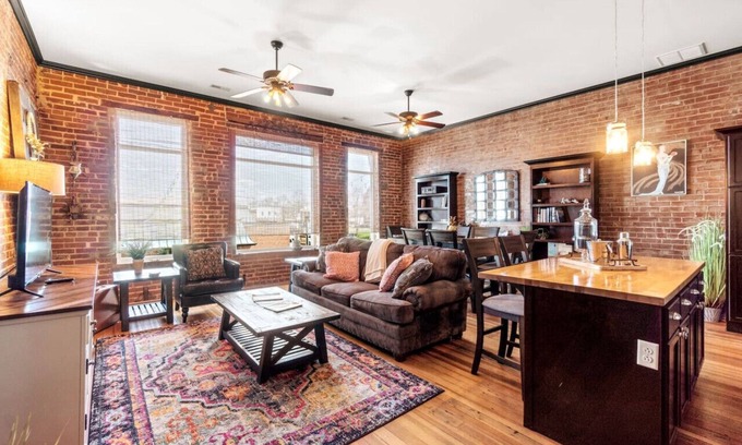 Perryville Apartamento | Downtown Loft w/ Amazing Bath Tub & Shower
