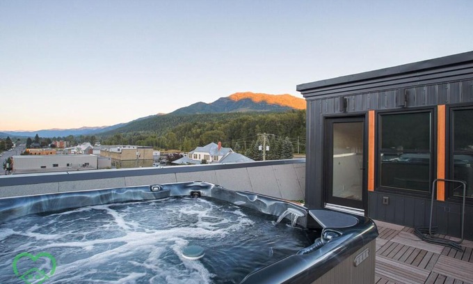 Historic Downtown Fernie Apartamento | Downtown Loft with Rooftop Hot Tub by StayIn