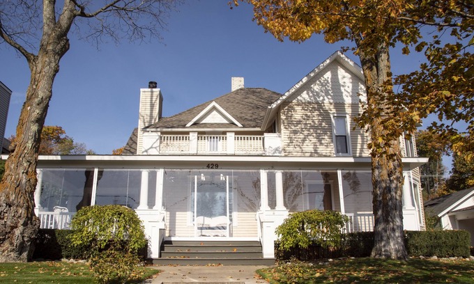 Harbor Springs Casa | Downtown Main St with Guest House