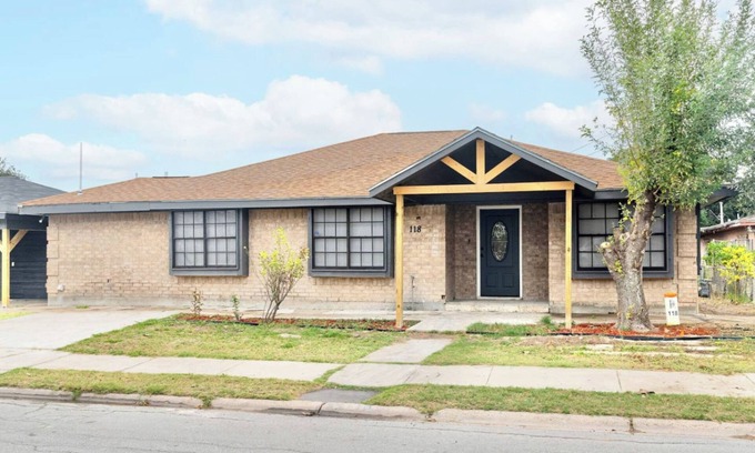 McAllen Casa | Downtown McAllen - Sleeps 10