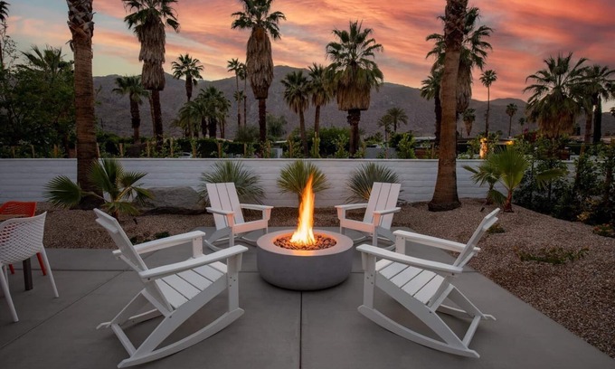 Warm Sands Casa | Downtown Mid Mod Warm Sands Centrally Located