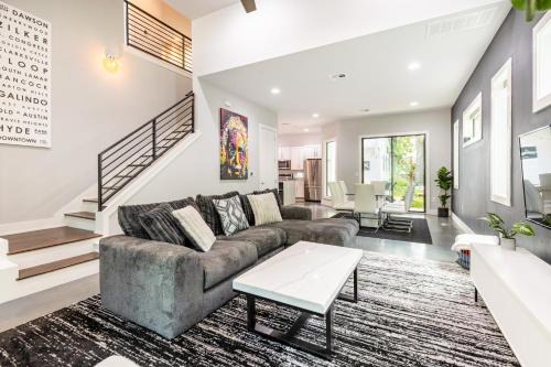 East Cesar Chavez Casa | Downtown Mini Mansion - Walk to Rainey
