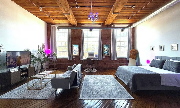 Detroit Apartamento | Downtown: Neo-Deco Industrial Loft