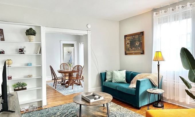 Oak Park Apartamento | Downtown Oak Park/Fast WIFI/Free Parking/ Victorian Home/Sleeps 6