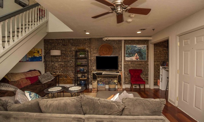 Old City Condominio | Downtown Old City Stylish & Centrally located Historic loft
