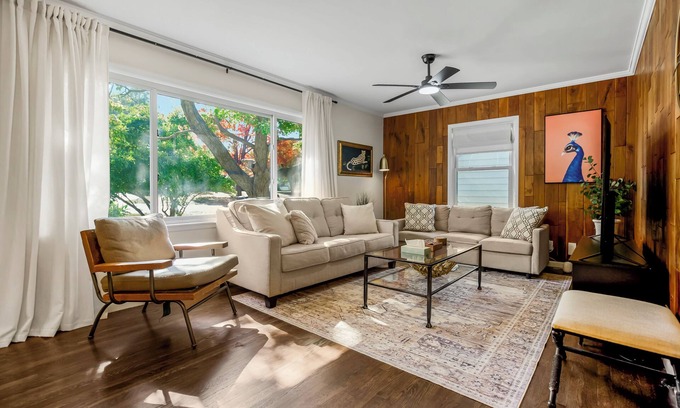 Overland Park Casa | Downtown Overland Park Home
