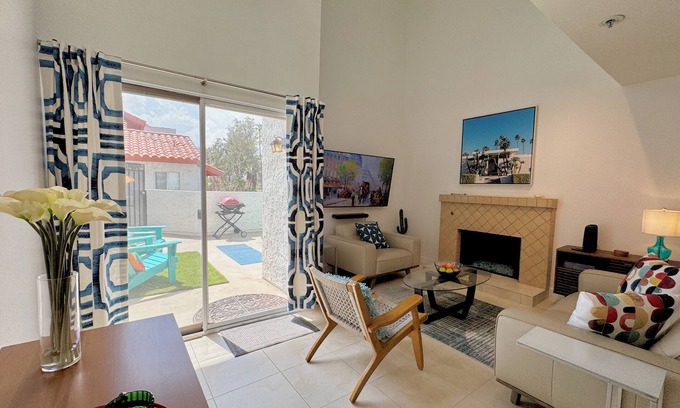 Baristo Condominio | Downtown Palm Springs Holiday Loft – New Decor, View Patio, S/W Pools