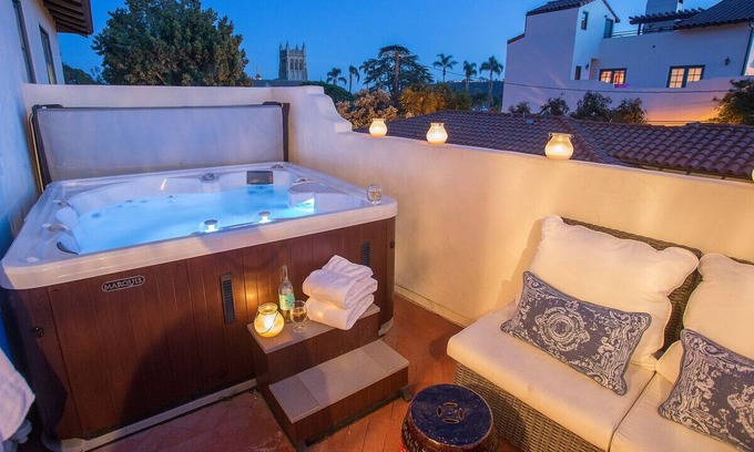 Upper East Casa | Downtown Paradise - Perfección restaurada en el corazón del centro de Santa Bárbara
