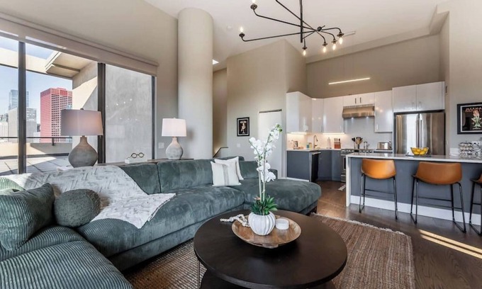Printers Row Condominio | Downtown Penthouse 5bd VIEWS|Parking, Gym+Pool