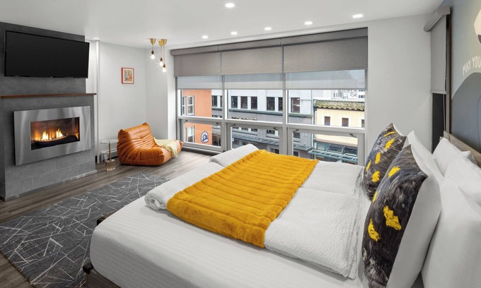 Downtown Juneau Apartamento | Downtown Penthouse King Suite, Kitchenette, Free Breakfast, and Rooftop Hot Tub!