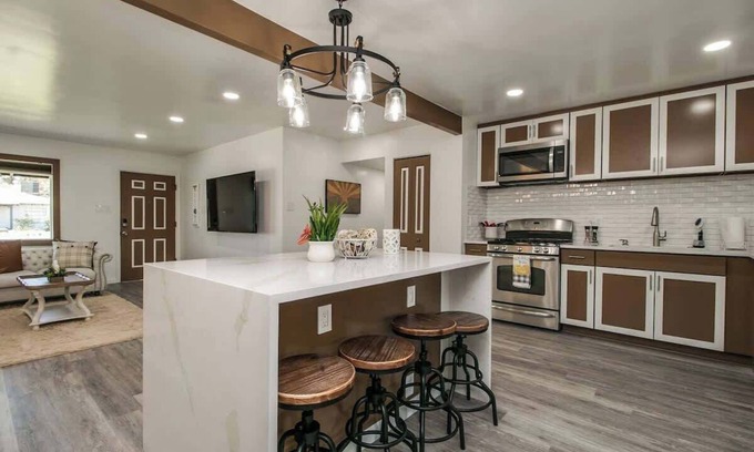 Encanto Casa | Downtown Phoenix Retreat | Jacuzzi | Games & More!