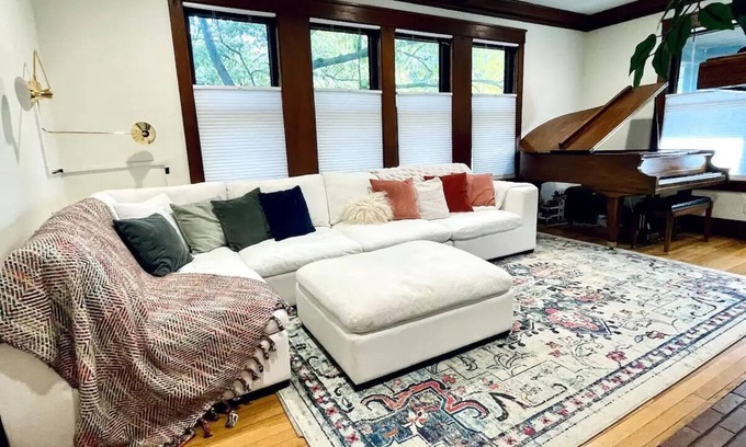 Des Moines Casa | Downtown Renovated Beauty