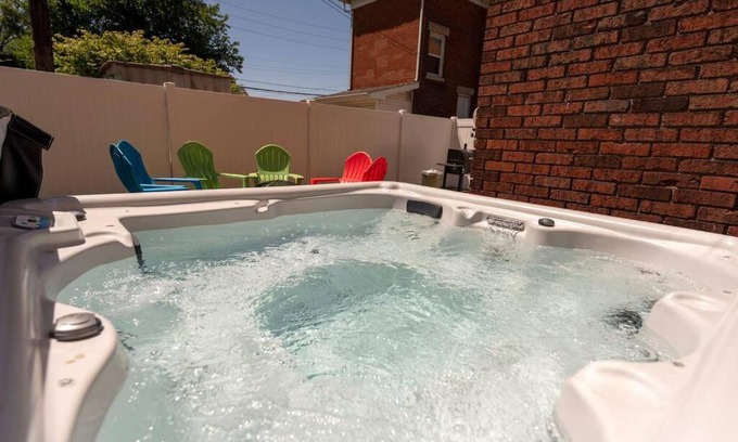 Michigan City Apartamento | Downtown Retreat, Hot Tub, Firepit, Grill