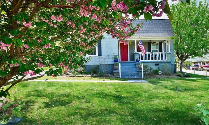 Dunean Casa | ✨Downtown Retreat 🏡 Minutes from Main Street, with Fenced in Backyard ✨