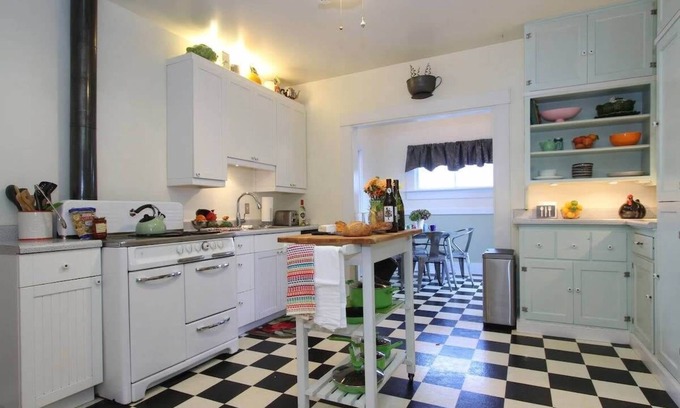 Santa Rosa Casa | Downtown Retro Bungalow Dog Friendly
