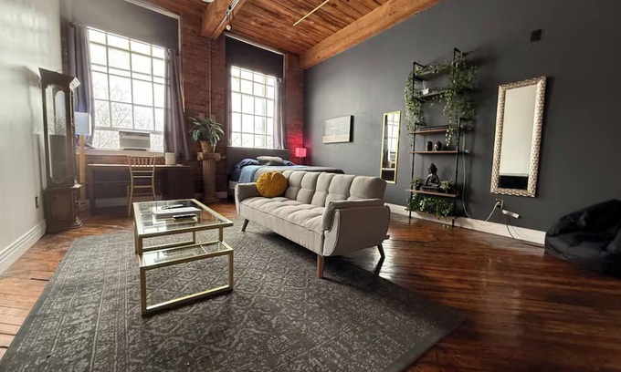 Detroit Apartamento | Downtown: Riverfront Chillout Loft w Projector