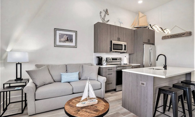 South Haven Condominio | Downtown riverfront condo walkable to dining, shopping & nightlife
