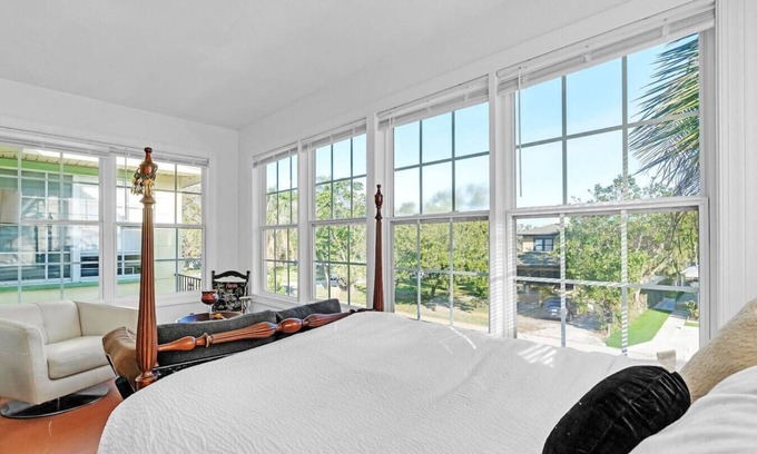 Crescent Lake Casa | Downtown | Safe Area | Sleeps 4