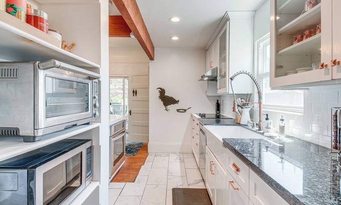 Downtown San Jose Cabaña | Downtown San Jose Apt w/ Deck: 1 Mi to SAP Center!