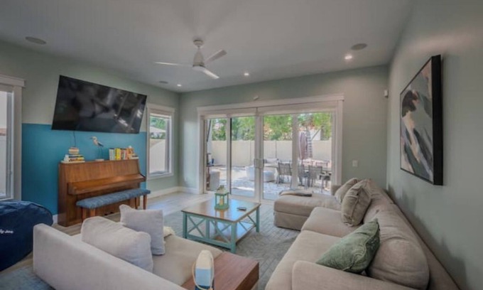 Central Sarasota Casa | Downtown Sarasota Home w/Yard + Firepit