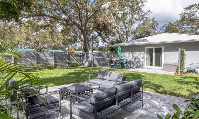 Alta Vista Casa | Downtown Sarasota Private Vacation Home - Minutes to Beaches, Beautiful Backyard, and Pet-Friendly!