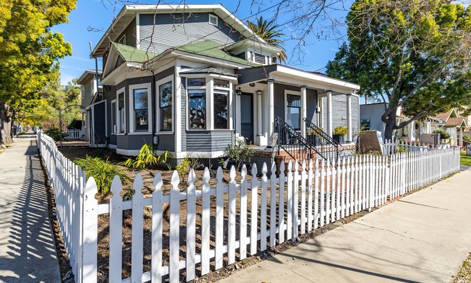 San Luis Obispo Casa | Downtown SLO Eclectic Victorian-Sleeps 12